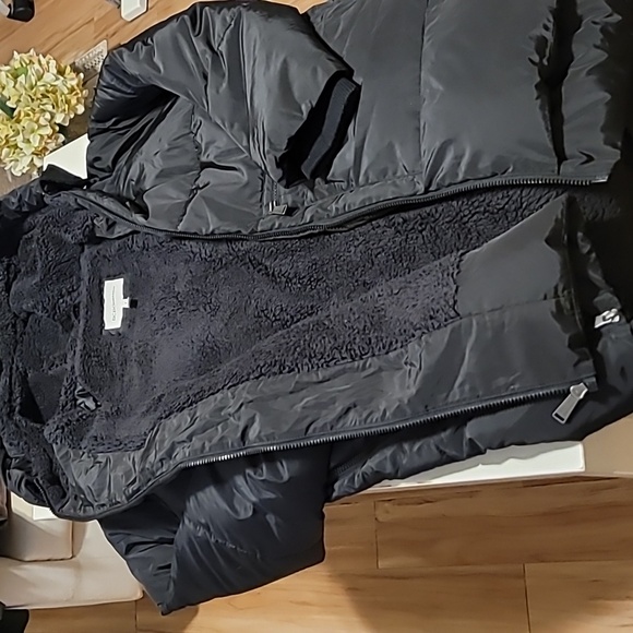 BCBG hooded puffer winter coat, with super soft sherpa style material inside. - Picture 9 of 14